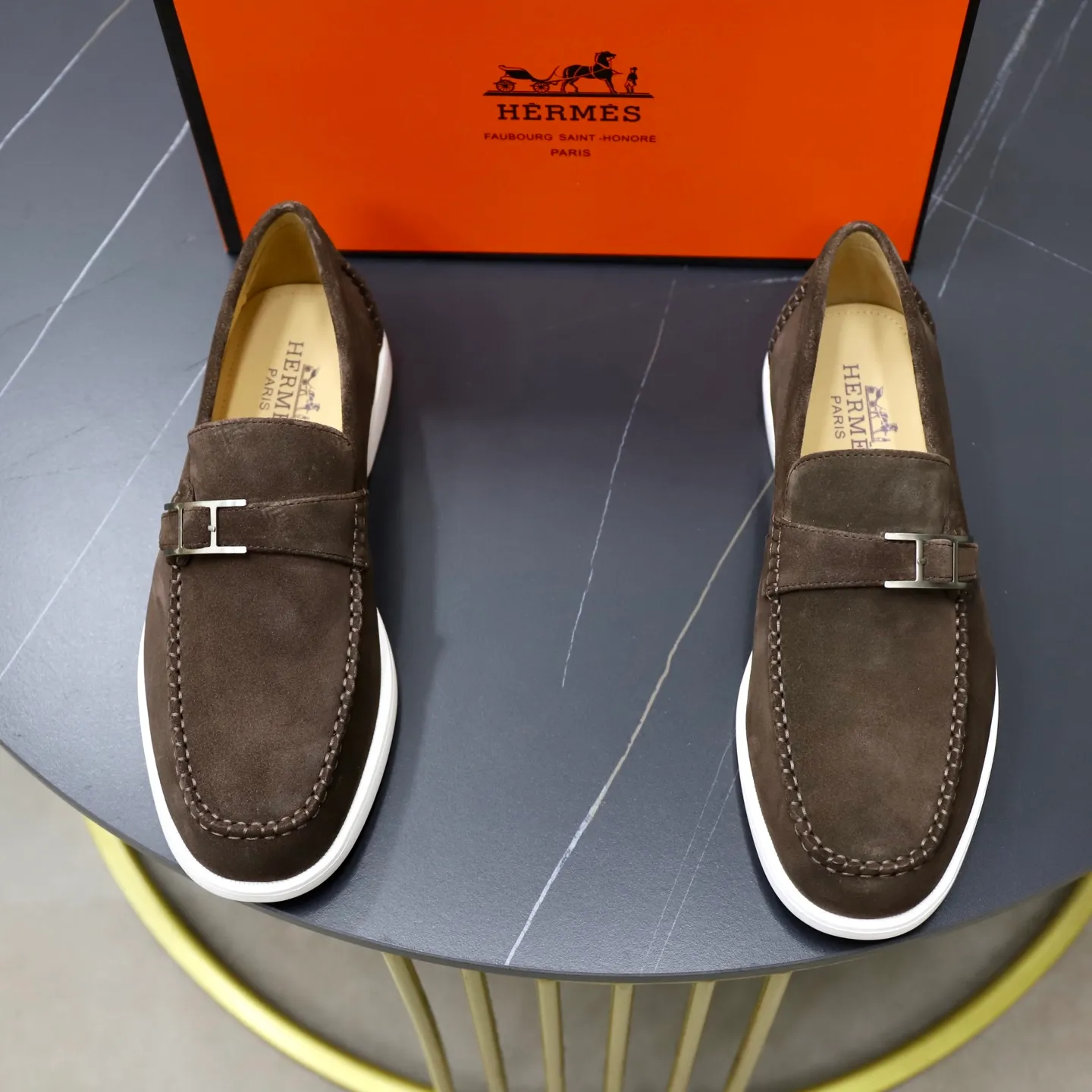 Ex-factory price: 540💰Hermès/Hermès slip-on men's shoes. This shoe is made of imported cow suede leather, with simple and smooth lines, and a 3CM rubber foam ultra-light sole combined with aerodynamic design! Youthful and fashionable, H button decoration, contrasting leather embellishment on the heel, calf lining to gently wrap your feet, with embossed logo cowhide feet, leather rock strips, casual and urban style, highlighting youthful vitality, sports and leisure version, super versatile Size number: 38-39-40-41-42-43-44 Standard leather shoe size (45 can be customized but does not support returns)